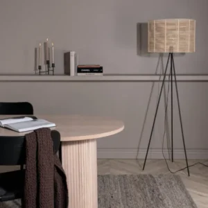 Stehlampe „Diana“ – Schwarzes Gestell mit Rattan Lampenschirm
