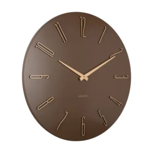 Wanduhr mit mokkabraunem Zifferblatt, goldfarbene Zeiger und schmale Indexe