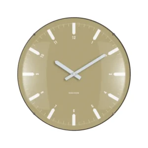 Runde Wanduhr mit olivgrünem Zifferblatt, weißen Zeigern und Karlsson-Logo