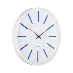 Wanduhr mit weißem Zifferblatt, blauen Stundenmarkierungen und schwarzem Zeigerwerk