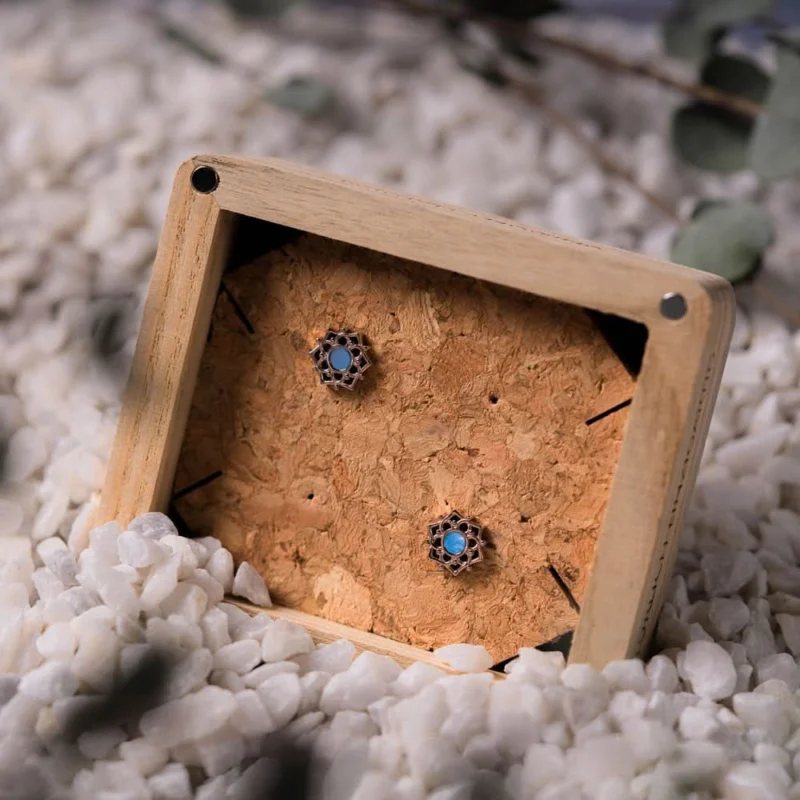 Holzkern-Ohrringe mit blauem Perlmutt, verzierter Schmuckfassung