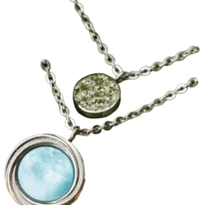 Layering-Halskette aus Silber mit rundem Perlmuttanhänger und kleinem gesprenkelten Charm