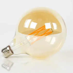 LED-Glühlampe Veya – G125-E27 im Großformat mit amberfarbenem Glas