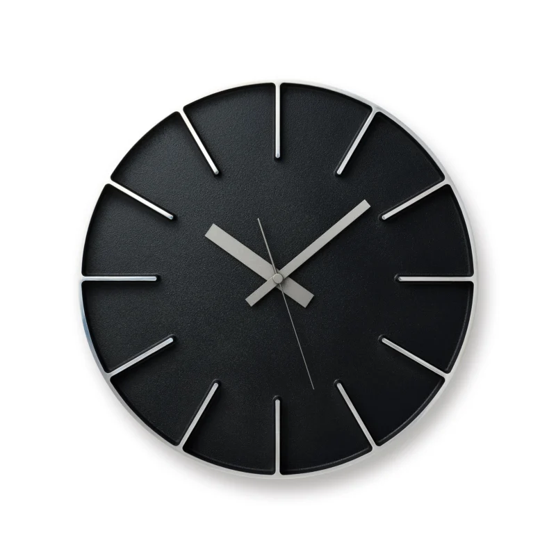 Schwarze runde Wanduhr mit silbernen Zeigern und schmalen Indexstrichen