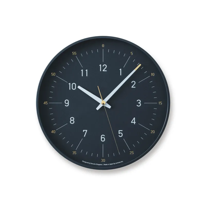 Runde Wanduhr mit dunkelblauem Zifferblatt und goldfarbenen Zeigern, klare Ziffern