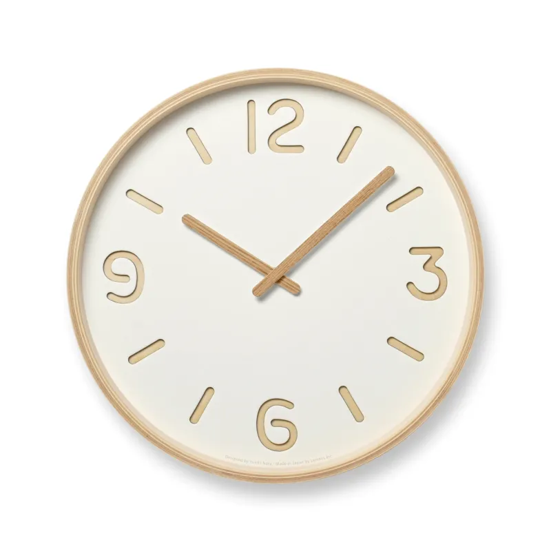 Runde Wanduhr mit weißem Zifferblatt, goldbraunen Zahlen und Stabzeigern, beiger Rahmen