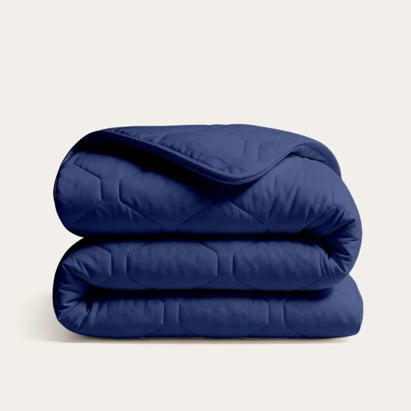 HappyBed Navy dekbed voor het hele jaar in elegante diepe blauw, hypoallergeen en sneldrogend, perfect voor alle seizoenen