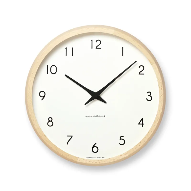 Lemnos Wanduhr aus Naturholz mit weißem Zifferblatt, schwarzen Zeigern und Zahlen
