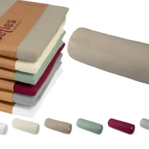 Beige XL-Rolle auf einem weissen Hintergrund. Daneben ein Stapel mit gefalteten Kissenbezuegen in den Uni-Farben Wei�, Hellgrau, Weinrot, Gruen, Natur und Beige.
