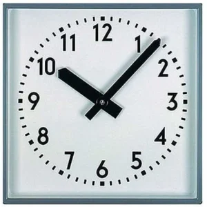 Quadratische Wanduhr mit Metallrahmen, weißem Zifferblatt und schwarzen Zeigern